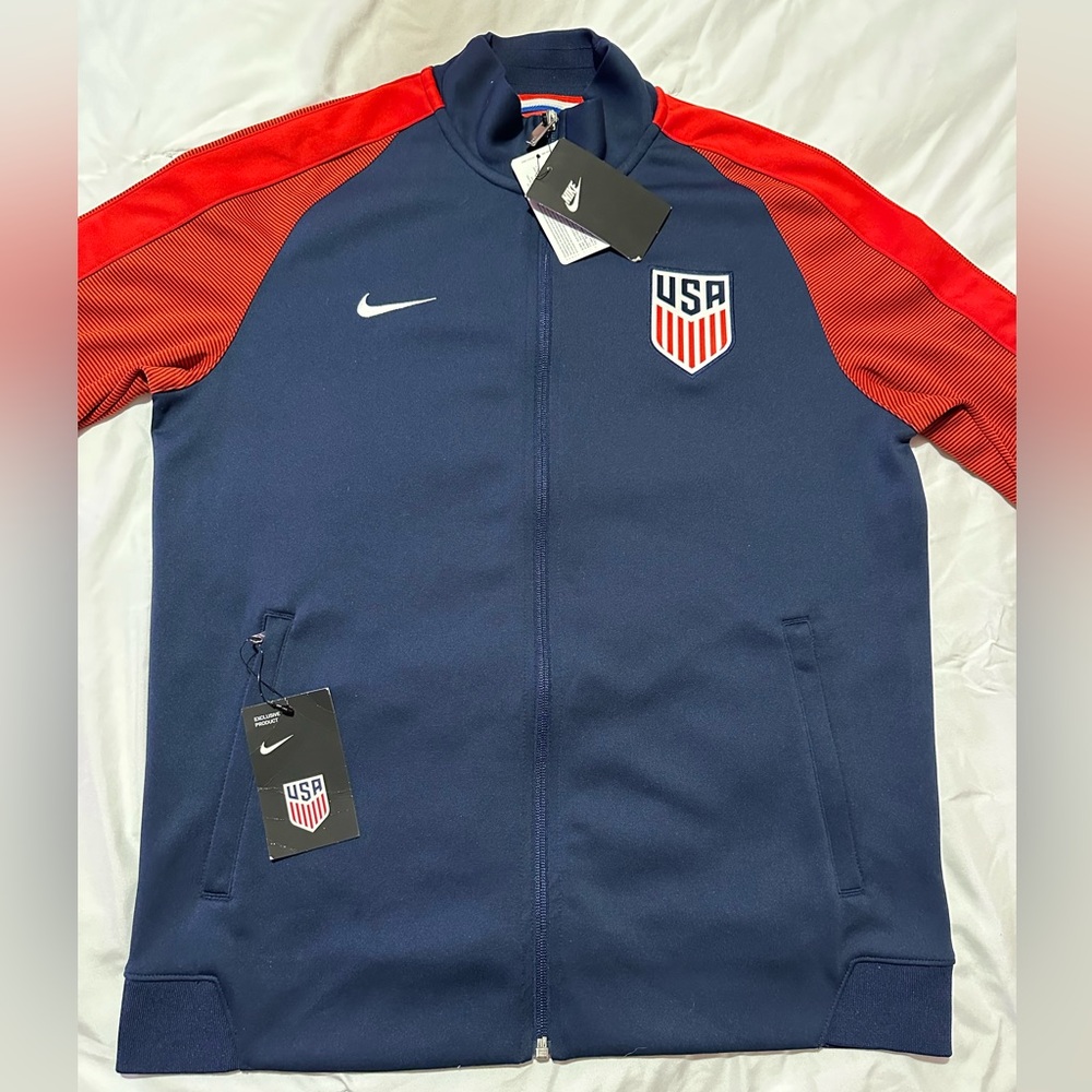 This is a beautiful NIKE USA Track 17/18.